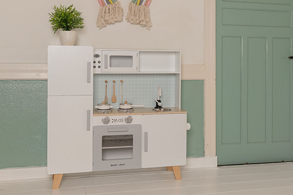 Moderne witte kinderkeuken
