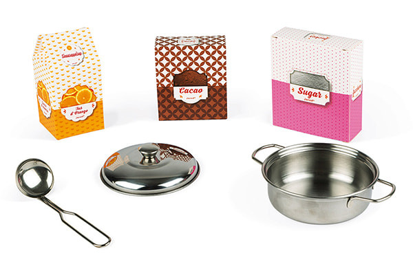 Voedseldozen, pan en lepel.