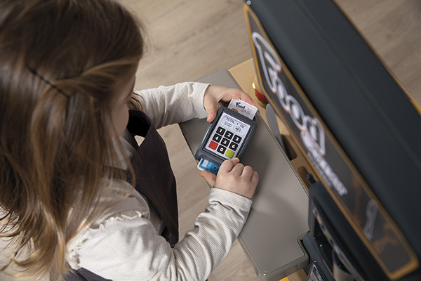 Met kassa en pinapparaat