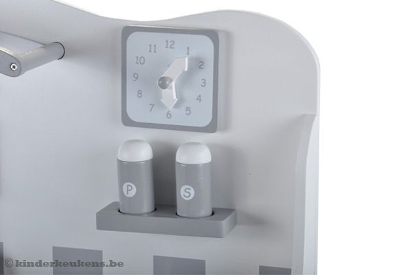 Klokje en peper- en zoutstel.