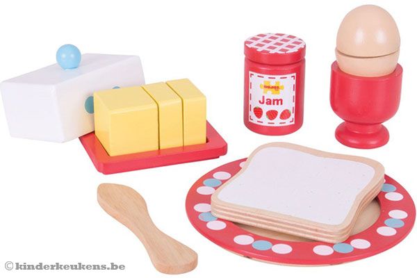 Met o.a. een bordje, een eitje en een jampotje.