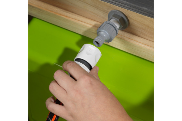 Sluit de keuken aan op een slang voor echt stromend water.