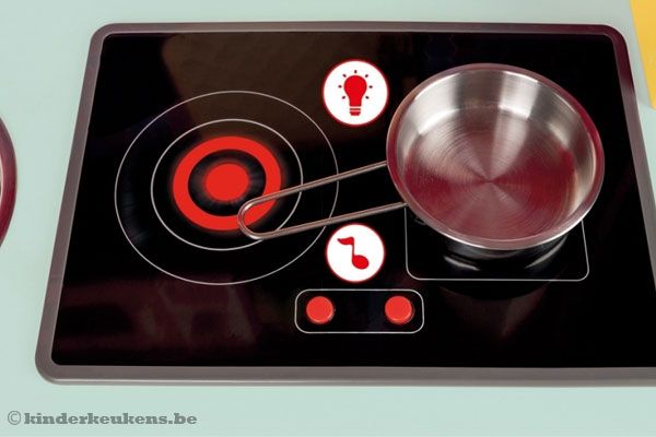 De kookplaat kan licht geven en geluidjes maken.