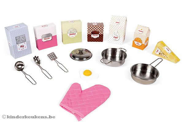Inclusief 15 keukenaccessoires waaronder pannen en ovenwant.