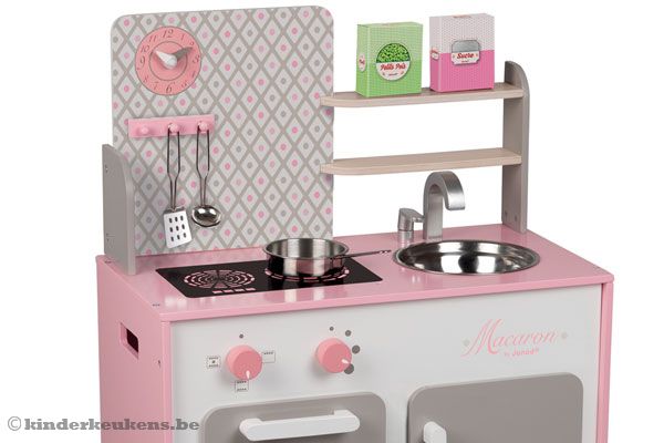 Met o.a. een klokje en drie haakjes om iets aan op te hangen.