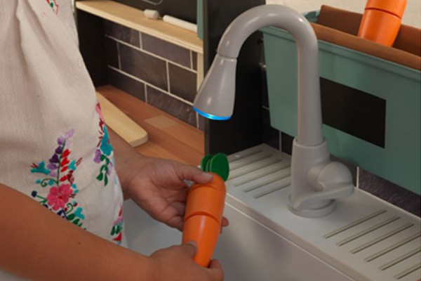 Gootsteen met verlichting en het geluid van stromend water.