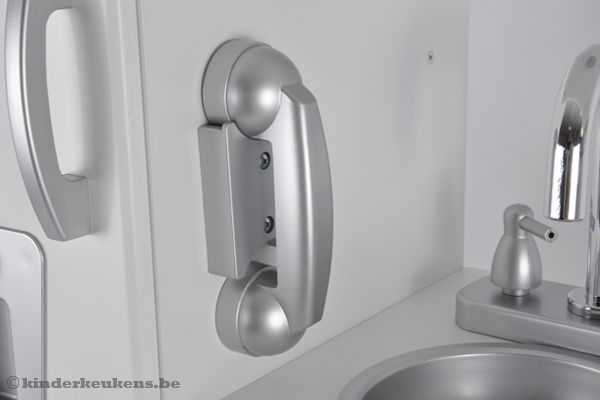 Zelfs een telefoon ontbreekt niet.