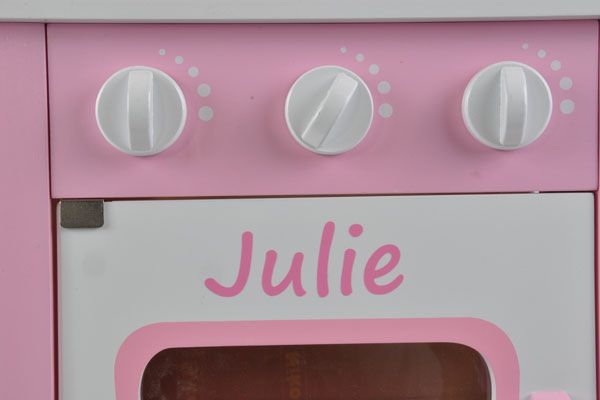 Naamsticker voor roze kinderkeuken.