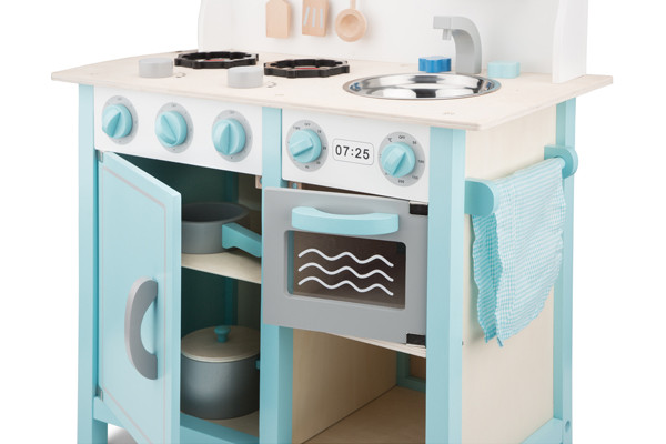 Voorzien van diverse accessoires zoals een fluitketel, pannen en een ovenwand.