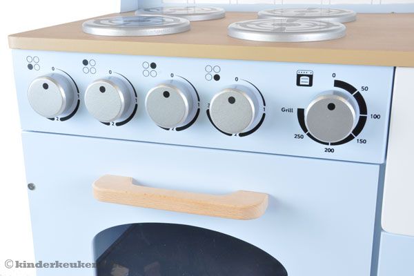 Met de knoppen stelt u de kookplaat en oven in.