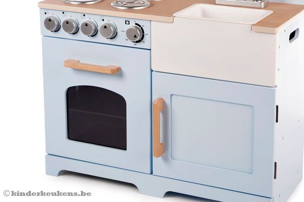 Oven en spoelkastje onder de wastafel.