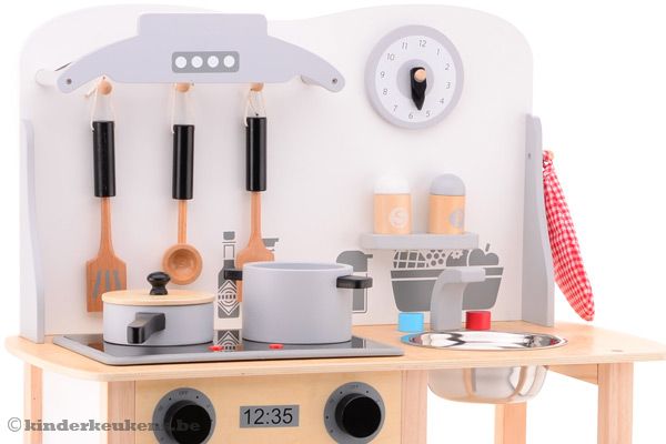 Incl. pannen, keukengerei, peper & zout stel en ovenwant.